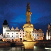 MĚSTO TÁBOR: Noční Žižkovo náměstí s renesanční kašnou