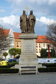 MĚSTO TŘEBÍČ: Socha Cyrila a Metoděje na Karlově náměstí